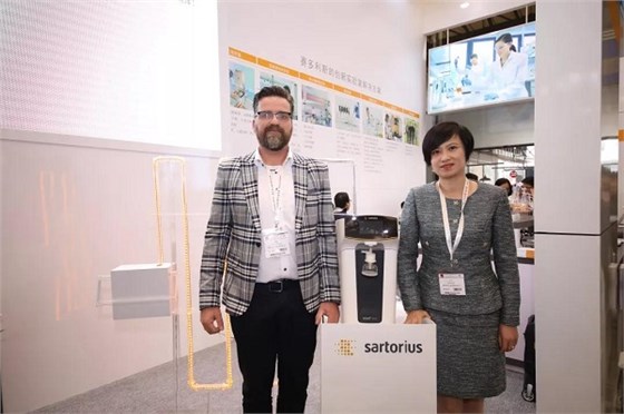 盧莉瓊女士、Frank先生與新品arium® mini essential超純水系統(tǒng)合影。