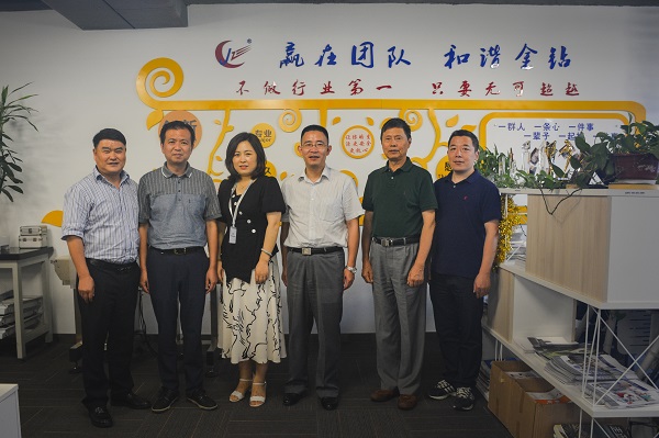區(qū)工商聯(lián)領(lǐng)導(dǎo)一行走訪(fǎng)蘇州金鉆2